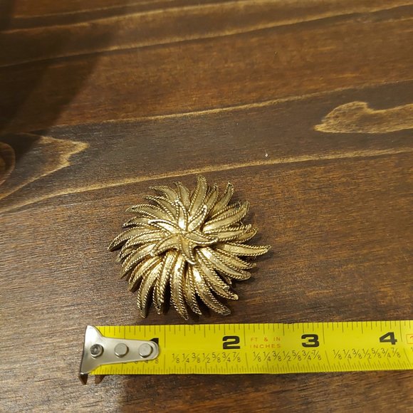 Vintage Large Flower Burst Dark Gold Toned Brooch - Picture 5 of 5